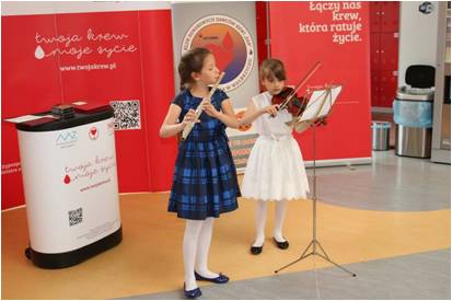 Występ dwóch dziewczynek - jedna gra na flecie poprzecznym, druga na skrzypcach