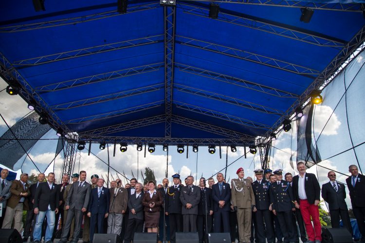 Zdjęcie zbiorowe uczestników inauguracji "Trasy Czerwonej Nitki" na scenie głównej