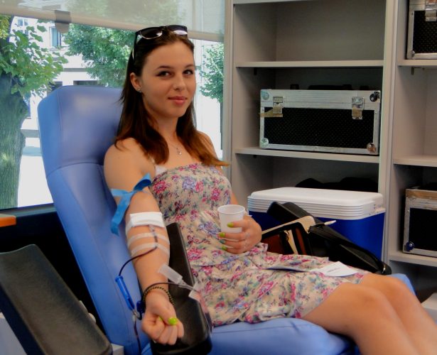 Zdjęcie: dziewczyna oddająca krew