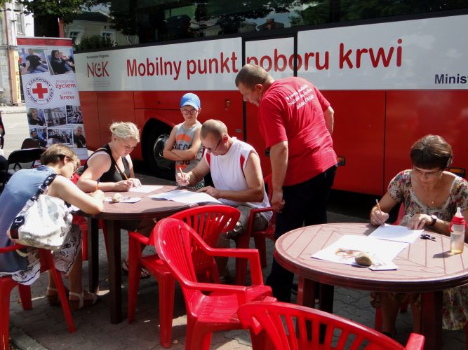 Zdjęcie: wypełnianie ankiet przed busem krwiodawstwa