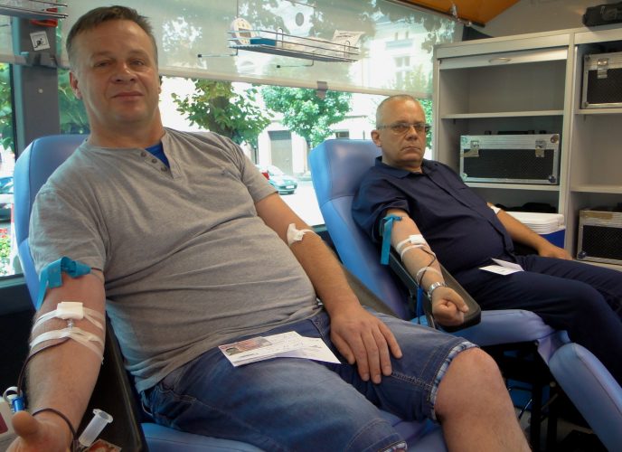 Zdjęcie: dwóch mężczyzn oddaje krew