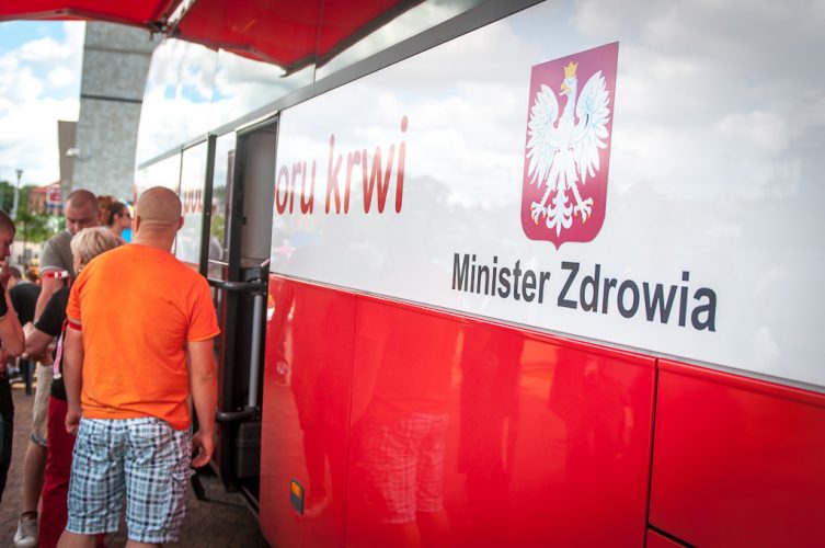 Zdjęcie - logo Ministra Zdrowia na autobusie krwiodawstwa