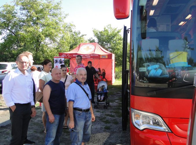 Zdjęcie: honorowi krwiodawcy oczekują przed autobusem krwiodawstwa