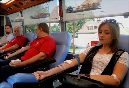 Zdjęcie: Krwiodawcy w fotelach, w trakcie oddawania krwi