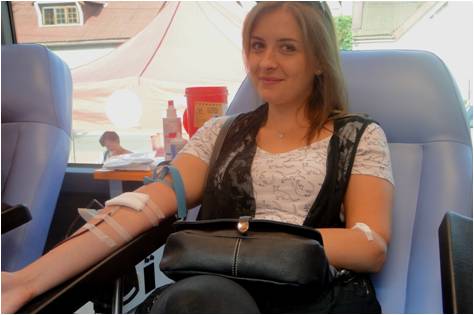 Zdjęcie: Krwiodawczyni w fotelach, w trakcie oddawania krwi