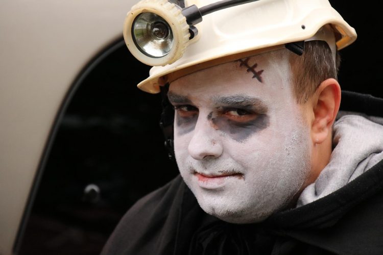 Zdjęcie: mężczyzna przebrany za górnika - zombie