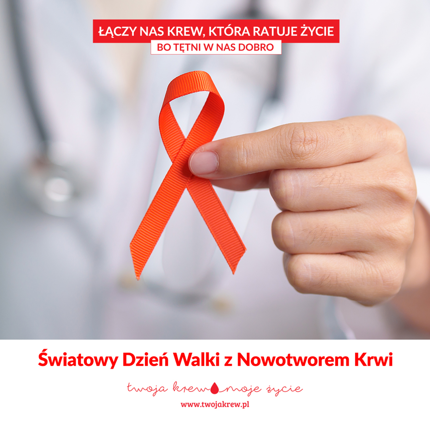 Na górze grafiki napis „Łączy nas krew, która ratuje życie. Bo tętni w nas dobro” na biało-czerwonym polu. W centrum grafiki wizerunek osoby trzymającej czerwoną wstążkę, która symbolizuje nowotwory krwi. Na dole grafiki, w białym polu, napis „Światowy Dzień Walki z Nowotworem Krwi” i emblemat kampanii „Twoja krew, moje życie”.