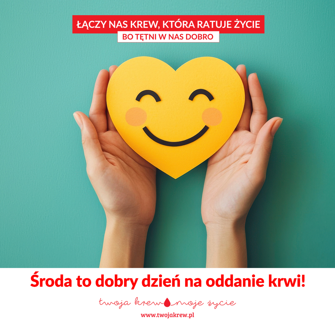 Na górze grafiki napis „Łączy nas krew, która ratuje życie. Bo tętni w nas dobro” na biało-czerwonym polu. W centrum grafiki wizerunek dłoni trzymających wycinankę w kształcie uśmiechniętego serca. Na dole grafiki, w białym polu, napis „Środa to dobry dzień na oddanie krwi!” i emblemat kampanii „Twoja krew, moje życie”.