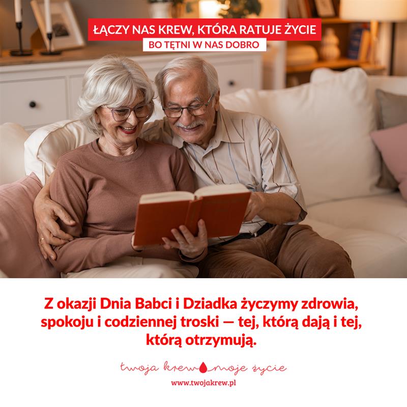 Starsza kobieta i starszy mężczyzna siedzą blisko siebie na jasnej kanapie w przytulnym salonie i wspólnie czytają książkę. Oboje uśmiechają się, a mężczyzna obejmuje kobietę ramieniem, co podkreśla bliskość i spokój codziennego życia. U góry grafiki widnieje hasło: „Łączy nas krew, która ratuje życie – bo tętni w nas dobro”. W dolnej części znajduje się tekst: „Z okazji Dnia Babci i Dziadka życzymy zdrowia, spokoju i codziennej troski – tej, którą dają i tej, którą otrzymują”. Na dole umieszczono logo kampanii „Twoja krew, moje życie” oraz adres strony www.twojakrew.pl